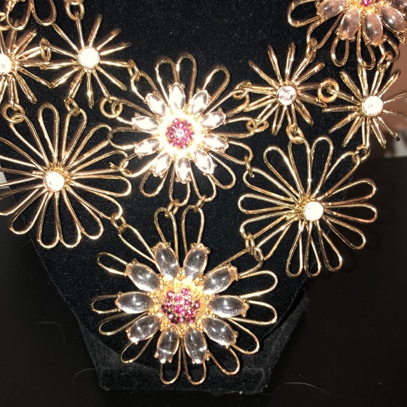 💥SALE💥 Francesca’s Gold Statement Necklace - Picture 2 of 3